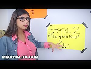MIA KHALIFA - Arab Expert Cock Sucker gives Friend Blowjob Lessons