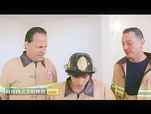 Brazzers - Sexy MILF Brandi Love Seduces a Young Fireman and Sucks his Big Cock
