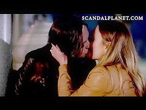 Emily Meade & Leila George Lesbian Sex Scene on ScandalPlanetCom